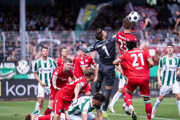 GER, 2 FBL, Preußen Münster Preussen Muenster vs Hannover 96 11 08 2024, Preußenstadion, Münster, GER, 2 FBL, Preußen Münster Preussen Muenster vs Hannover 96 In the picture Ron Robert Zieler Hannover 96, 1 clears the corner nordphotoxGmbHxx xChristianxSchulze nph000300