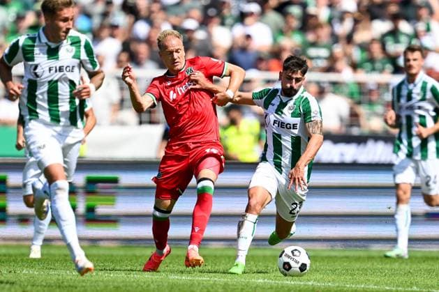 2 Bundesliga SC Preußen Münster Hannover 96 on 11 08 2024 at the Preußenstadion in Münster Malik Batmaz Muenster in a duel against Havard Nielsen Hannover 96 MT