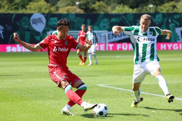 GER, Preussen Muenster vs Hannover 96, Football, 2 Liga, 2 Matchday, Season 2024 2025, 11 08 2024 Sei Muroya Hannover 96, 21 , Joel Grodowski Preussen Muenster, 9 DFL REGULATIONS PROHIBIT ANY USE OF PHOTOGRAPHS AS IMAGE SEQUENCES AND OR QUASI VIDEO GER, Preussen Muenster vs Hannover 96, Football, 2 Liga, 2 Matchday, Season 2024 2025, 11 08 2024 Muenster Copyright: xEibner-Pressefoto xFrankxZeisingx EP_FZG