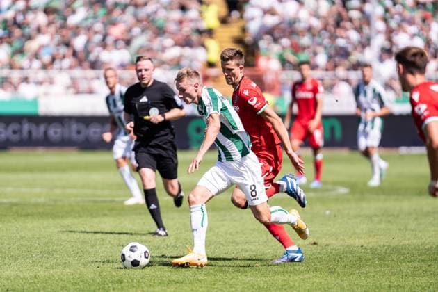 GER, 2 FBL, Preußen Münster Preussen Muenster vs Hannover 96 11 08 2024, Preußenstadion, Münster, GER, 2 FBL, Preußen Münster Preussen Muenster vs Hannover 96 In the picture duel between Joshua Mees Preußen Münster Preussen Muenster, 8 and Fabian Kunze Hannover 96, 6 full body full body ball on foot nordphotoxGmbHxx xChristianxSchulze nph000300