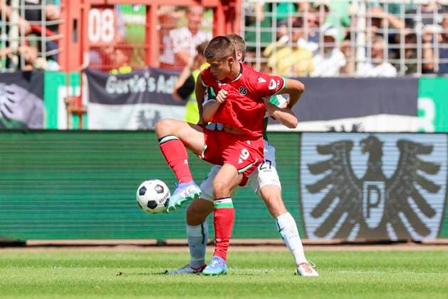Nicolo Tresoldi Hannover 96 and Jano Ter Horst SC Preussen Muenster fight for the ball, 2 Bundesliga, Preußen Münster vs Hannover 96, Preußenstadion, 11 08 2024, Münster, Germany