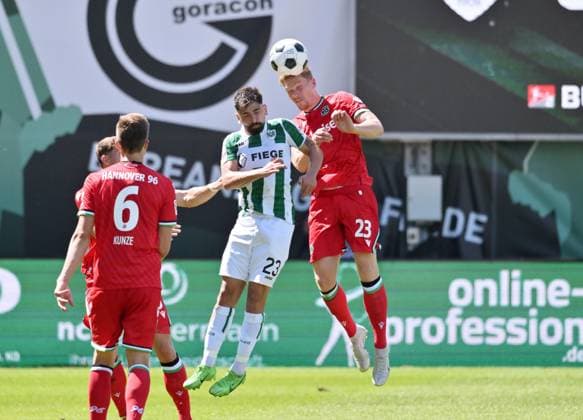 Marcel Halstenberg Hannover 96 , re , against Malik Batmaz Preußen Münster 11 08 2024, Soccer 2 Bundesliga, 2 Matchday, Season 2024 2025 Preußen Münster Hannover 96 Muenster Preussenstadion Nordrhein Westfalen Germany Team2