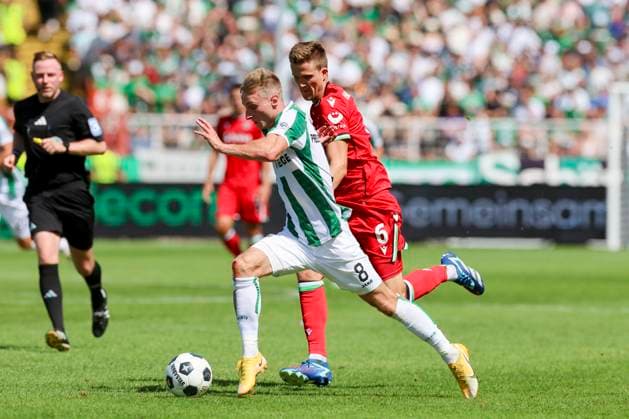 Joshua Mees SC Preussen Muenster and Fabian Kunze Hannover 96 fight for the ball, 2 Bundesliga, Preußen Münster vs Hannover 96, Preußenstadion, 11 08 2024, Münster, Germany