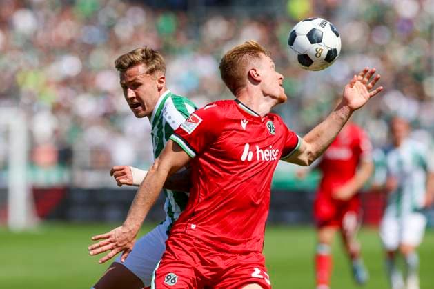 Joel Grodowski SC Preussen Muenster and Marcel Halstenberg Hannover 96 fight for the ball, 2 Bundesliga, Preußen Münster vs Hannover 96, Preußenstadion, 11 08 2024, Münster, Germany