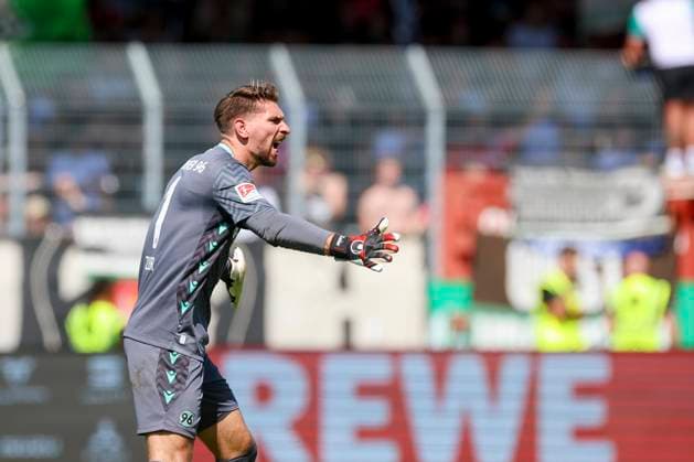 Goalkeeper Ron Robert Zieler Hannover 96 gestures, 2 Bundesliga, Preußen Münster vs Hannover 96, Preußenstadion, 11 08 2024, Münster, Germany