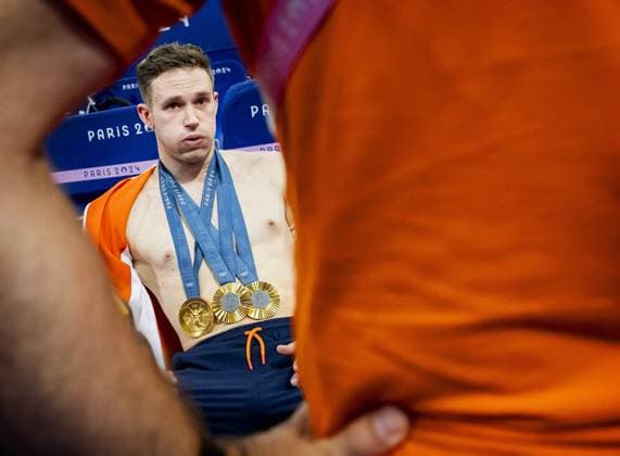 Bilder des Jahres 2024, Sport 08 August Sport Themen der Woche KW32 SAINT-QUENTIN-EN-YVELINES - Harrie Lavreysen with his 3 gold medals after the ceremony of the keirin (m) event in Track cycling, Rad, Radsport, Bahnrad, Bahn at the Velodrome at the Olympic Games, Olympische Spiele, Olympia, OS ANP KOEN VAN WEEL xVIxANPxSportx xxANPxIVx 505788275 originalFilename: 505788275.jpg