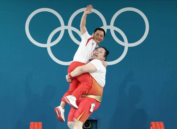 Bilder des Jahres 2024, Sport 08 August Sport Themen der Woche KW32 Sport Bilder des Tages (240811) -- PARIS, Aug. 11, 2024 -- China s Li Wenwen (R) celebrates with her coach Wu Meijin after the weightlifting women s +81kg competition at the Paris 2024 Olympic Games, Olympische Spiele, Olympia, OS in Paris, France, on Aug. 11, 2024. ) (PARIS2024)FRANCE-PARIS-OLY-WEIGHTLIFTING YangxLei 