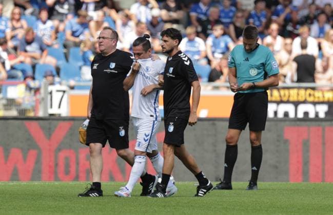 Baris Atik 1 FC Magdeburg has to leave the pitch injured Football, Men, Season 2024 2025 2 BL, Eintracht Stadion, Eintracht Braunschweig vs 1 FC Magdeburg DFL REGULATIONS PROHIBIT ANY USE OF PHOTOGRAPHS AS IMAGE SEQUENCES AND OR QUASI VIDEO