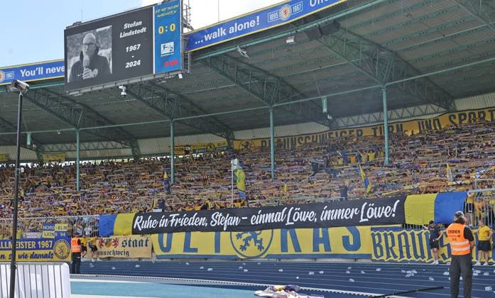 Eintracht BS vs 1 FC Magdeburg Braunschweig, 11 08 2024, Football, Season 23 24, 2 Bundesliga, 2 Matchday, Eintracht Braunschweig vs 1 FC Magdeburg, Picture shows minute of silence for Stefan Lindstedt Braunschweig