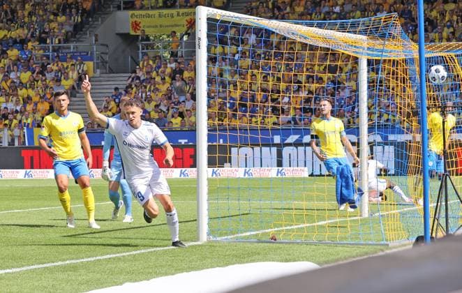 Eintracht BS vs 1 FC Magdeburg Braunschweig, 11 08 2024, Soccer, Season 23 24, 2 Bundesliga, Matchday 2, Eintracht Braunschweig vs 1 FC Magdeburg, Picture shows Martijn Kaars FCM, 9 scores in this scene the goal to 1 0 for Magdeburg Lennart Grill BTSV, 1 is without chance Braunschweig
