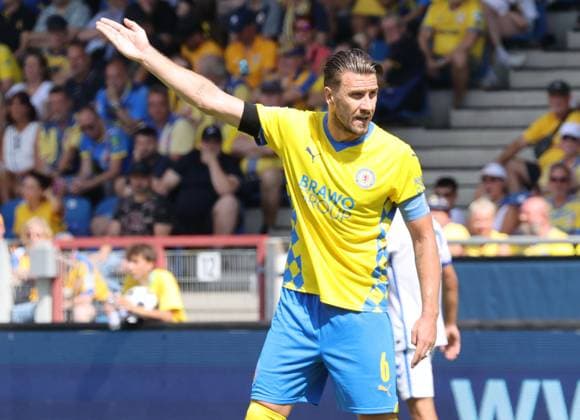 Eintracht BS vs 1 FC Magdeburg Braunschweig, 11 08 2024, Soccer, Season 23 24, 2 Bundesliga, 2 Matchday, Eintracht Braunschweig vs 1 FC Magdeburg, Picture shows Ermin Bicakcic BTSV, 6 Braunschweig