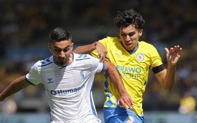Livan Burcu 1 FC Magdeburg , Johan Gomez Eintracht Braunschweig Football, Men, Season 2024 2025 2 BL, Eintracht Stadion, Eintracht Braunschweig vs 1 FC Magdeburg DFL REGULATIONS PROHIBIT ANY USE OF PHOTOGRAPHS AS IMAGE SEQUENCES AND OR QUASI VIDEO