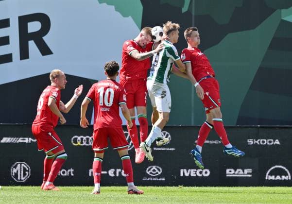 Header duel Josh Knight Hannover 96 , left , against Lukas Frenkert Preußen Münster 11 08 2024, Soccer 2 Bundesliga, 2 Matchday, Season 2024 2025 Preußen Münster Hannover 96 Muenster Preussenstadion Nordrhein Westfalen Germany Team2
