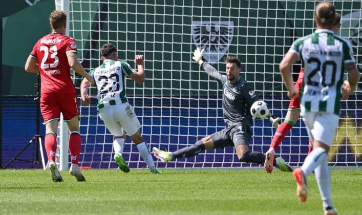 Malik Batmaz Preußen Münster , li , fails to beat goalkeeper Ron Robert Zieler Hannover 96 11 08 2024, Soccer 2 Bundesliga, 2 Matchday, Season 2024 2025 Preußen Münster Hannover 96 Muenster Preussenstadion Nordrhein Westfalen Germany Team2
