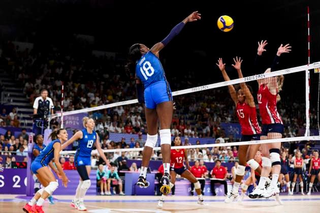 OLYMPICS - Olympic Summer Games 2024 PARIS,FRANCE,11.AUG.24 - OLYMPICS, VOLLEYBALL - Olympic Summer Games Paris 2024, women, final, USA vs Italy. Image shows Alessia Orro (ITA), Haleigh Washington and Jordan Thompson (USA).  GEPAxpictures xPatrickxSteiner