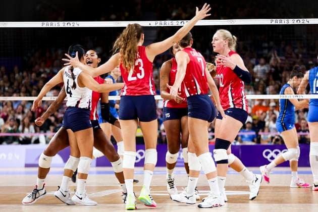 OLYMPICS - Olympic Summer Games 2024 PARIS,FRANCE,11.AUG.24 - OLYMPICS, VOLLEYBALL - Olympic Summer Games Paris 2024, women, final, USA vs Italy. Image shows the rejoicing of the USA.  GEPAxpictures xPatrickxSteiner