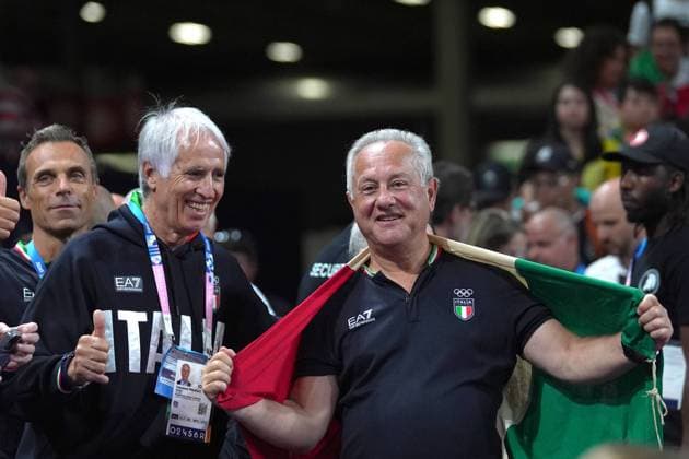 CONI president Giovanni Malag& xf2; and Italy s head coach Julio Velasco celebrates during Women s Volleyball Final match between Italy and United States at the 2024 Summer Olympics, Sunday, August 11, 2024 in Paris, France.  Copyright: xSpada LaPressex