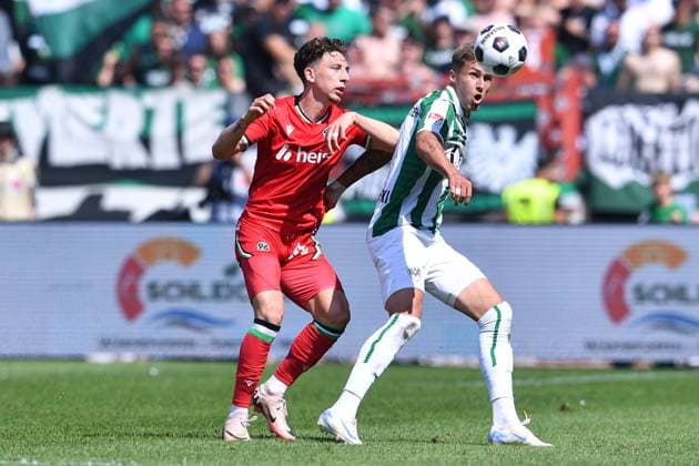 Soccer 2 Bundesliga 2 Matchday SC Preußen Münster Hannover 96 on 11 08 2024 at the Preußenstadion in Münster Jannik Rochelt Hannover , left Joel Grodowski Münster , right DFL regulations prohibit any use of photographs as image sequences and or quasi video xRx