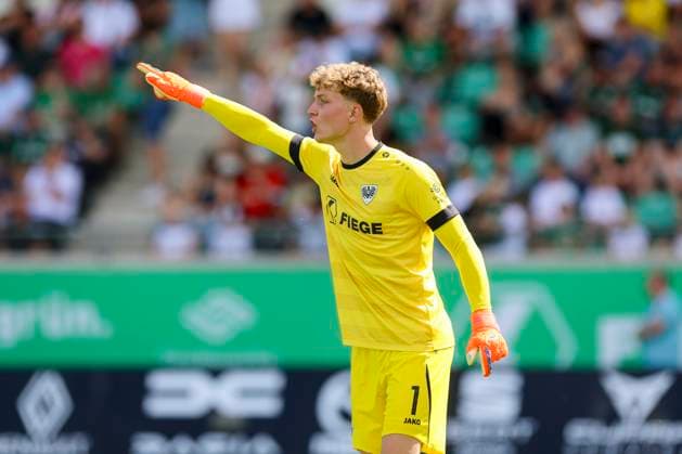 Goalkeeper Johannes Schenk SC Preussen Muenster gestures, 2 Bundesliga, Preußen Münster vs Hannover 96, Preußenstadion, 11 08 2024, Münster, Germany