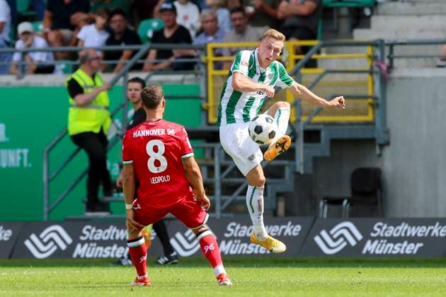 Enzo Leopold Hannover 96 and Joshua Mees SC Preussen Muenster fight for the ball, 2 Bundesliga, Preußen Münster vs Hannover 96, Preußenstadion, 11 08 2024, Münster, Germany