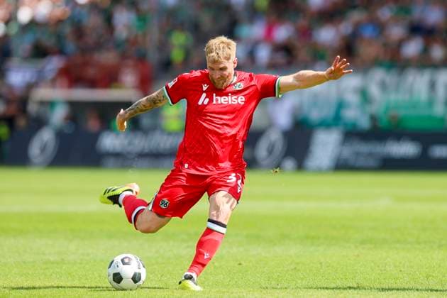 Andreas Voglsammer Hannover 96 controls the ball, 2 Bundesliga, Preußen Münster vs Hannover 96, Preußenstadion, 11 08 2024, Münster, Germany