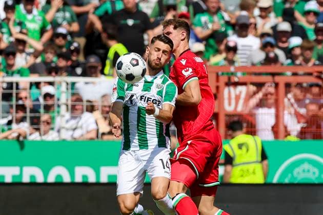 Babis Makridis SC Preussen Muenster and Phil Neumann Hannover 96 fight for the ball, 2 Bundesliga, Preußen Münster vs Hannover 96, Preußenstadion, 11 08 2024, Münster, Germany