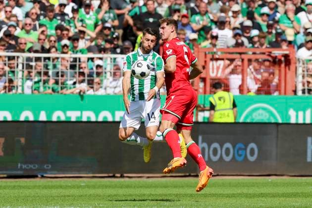 Babis Makridis SC Preussen Muenster and Phil Neumann Hannover 96 fight for the ball, 2 Bundesliga, Preußen Münster vs Hannover 96, Preußenstadion, 11 08 2024, Münster, Germany