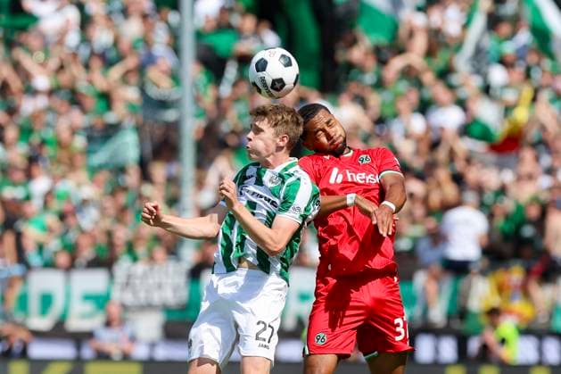 Jano Ter Horst SC Preussen Muenster and Brooklyn Ezeh Hannover 96 fight for the ball, 2 Bundesliga, Preußen Münster vs Hannover 96, Preußenstadion, 11 08 2024, Münster, Germany