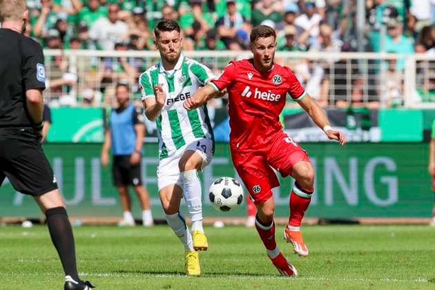 Babis Makridis SC Preussen Muenster and Enzo Leopold Hannover 96 fight for the ball, 2 Bundesliga, Preußen Münster vs Hannover 96, Preußenstadion, 11 08 2024, Münster, Germany