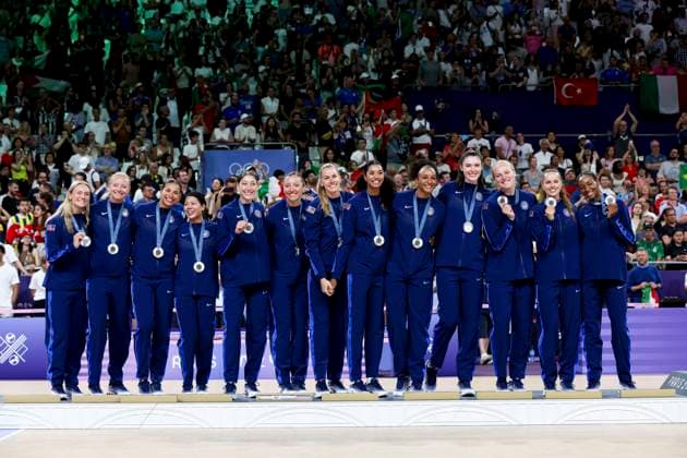 OLYMPICS - Olympic Summer Games 2024 PARIS,FRANCE,11.AUG.24 - OLYMPICS, VOLLEYBALL - Olympic Summer Games Paris 2024, women, final, USA vs Italy. Image shows the team of the USA. keywords: medal.  GEPAxpictures xPatrickxSteiner