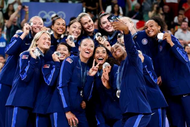 OLYMPICS - Olympic Summer Games 2024 PARIS,FRANCE,11.AUG.24 - OLYMPICS, VOLLEYBALL - Olympic Summer Games Paris 2024, women, final, USA vs Italy. Image shows the team of the USA.  GEPAxpictures xPatrickxSteiner
