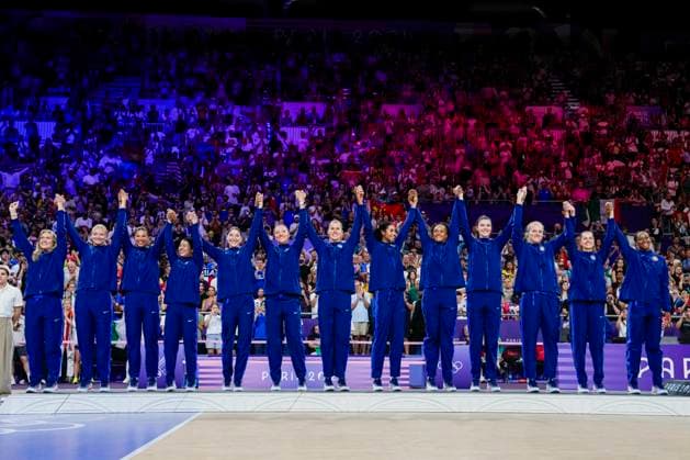 PARIS, FRANCE AUGUST 11 TEAM USA won the Silver medal during the Women s Gold Medal Match, Match 26, United States of America vs Italy on day sixteen of the Olympic Games Paris 2024 at Paris Arena on August 11, 2024 in Paris, France Paris Paris Arena France Copyright: xJustPictures.ch JarixPestelaccix jp-en-EuSpIm-_JPH0050