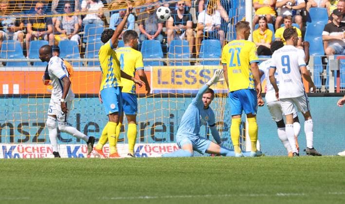 Eintracht BS vs 1 FC Magdeburg Braunschweig, 11 08 2024, Soccer, Season 23 24, 2 Bundesliga, 2 Matchday, Eintracht Braunschweig vs 1 FC Magdeburg, Picture shows The 3 0 for Magdeburg by Silas Gnaka FCM, 25 , In goal Lennart Grill BTSV, 1 Braunschweig