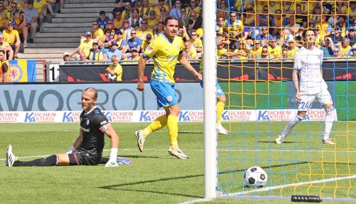 Eintracht BS vs 1 FC Magdeburg Braunschweig, 11 08 2024, Soccer, Season 23 24, 2 Bundesliga, Matchday 2, Eintracht Braunschweig vs 1 FC Magdeburg, picture shows Rayan Philippe BSTV, 9 scoring the goal to 1 3 for Eintracht Braunschweig in this scene