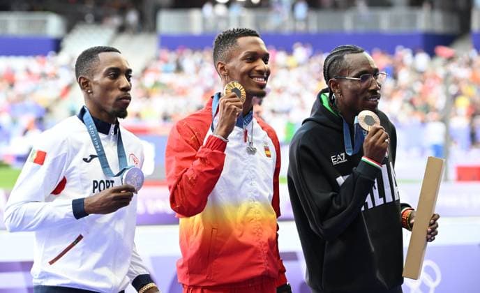 Paris 2024, Leichtathletik, Männer, Dreisprung, Siegerehrung 10th August 2024; Paris Olympic Games, Olympische Spiele, Olympia, OS Stade de France, Paris, France, Day 15; Athletics, Mens Triple Jump medal ceremony, DIAZ FORTUN Jordan Alejandro of Spain, gold, PICHARDO Pedro of Portugal, Silver and DIAZ HERNANDEZ Andy of Italy the Bronze ActionPlus12680448 SimonxWest