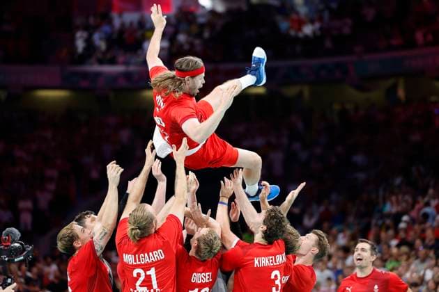 Bilder des Jahres 2024, Sport 08 August Sport Themen der Woche KW32 Sport Bilder des Tages Schlussjubel Mikkel HANSEN (DEN) wir zum Abschied von seinen Mitspielern hochgeworfen, Jubel,Freude,Begeisterung,Aktion. Handball Maenner Deutschland (GER) vs Daenemark (DEN), Endstand 26-39, Finale, Spiel 38, am 11.08.2024, Olympische Spiele Paris 2024 Frankreich; *** Final cheer Mikkel HANSEN DEN is thrown up by his teammates to say goodbye, cheers, joy, enthusiasm, action handball men Germany GER vs Denmark DEN , final score 26 39, final, game 38, on 11 08 2024, Olympic Games Paris 2024 France