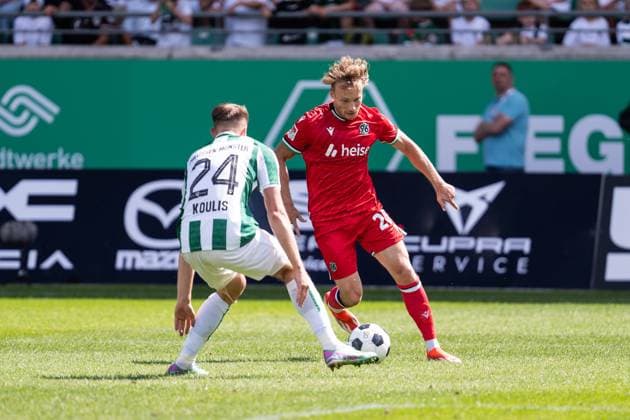 GER, 2 FBL, Preußen Münster Preussen Muenster vs Hannover 96 11 08 2024, Preußenstadion, Münster, GER, 2 FBL, Preußen Münster Preussen Muenster vs Hannover 96 In the picture duel between Jannik Dehm Hannover 96, 20 Niko Koulis Preußen Münster Preussen Muenster, 24 nordphotoxGmbHxx xChristianxSchulze nph000300
