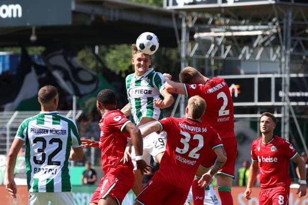 GER, Preussen Muenster vs. Hannover 96, Football, 2 League, Matchday 2, Season 2024 2025, 11 08 2024 Header Lukas Frenkert Preussen Muenster, 29 DFL REGULATIONS PROHIBIT ANY USE OF PHOTOGRAPHS AS IMAGE SEQUENCES AND OR QUASI VIDEO GER, Preussen Muenster vs. Hannover 96, Football, 2 League, Matchday 2, Season 2024 2025, 11 08 2024 Muenster Copyright: xEibner-Pressefoto xFrankxZeisingx EP_FZG