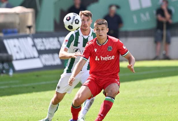 Nicolo Tresoldi Hannover 96 , re , against Niko Koulis Preußen Münster 11 08 2024, Soccer 2 Bundesliga, 2 Matchday, Season 2024 2025 Preußen Münster Hannover 96 Muenster Preussenstadion Nordrhein Westfalen Germany Team2