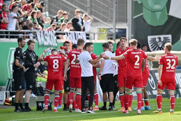 Coach Stefan Leitl Hannover 96 , mi , gives instructions to his players during a drink break 11 08 2024, Soccer 2 Bundesliga, 2 Matchday, Season 2024 2025 Preußen Münster Hannover 96 Muenster Preussenstadion Nordrhein Westfalen Germany Team2