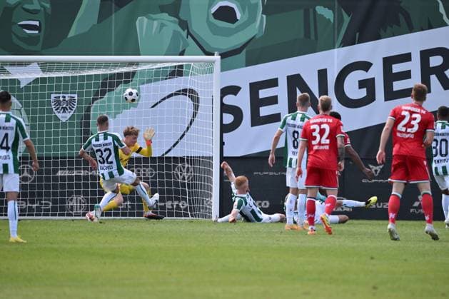 Jessic Ngankam Hannover 96 , r verd , hits the crossbar just before the end 11 08 2024, Soccer 2 Bundesliga, 2 Matchday, Season 2024 2025 Preußen Münster Hannover 96 Muenster Preussenstadion Nordrhein Westfalen Germany Team2