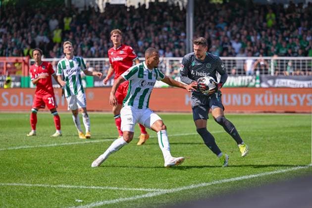 11 08 2024, Football, 2 Bundesliga, 2 Matchday Season 2024 2025, Preußen Münster Hannover 96, Etienne Amenyido SC Preussen Münster , Goalkeeper Ron Robert Zieler Hannover 96 xRHR PHOTO TKx Copyright: RHR-FOTOx RHR-FOTO TK