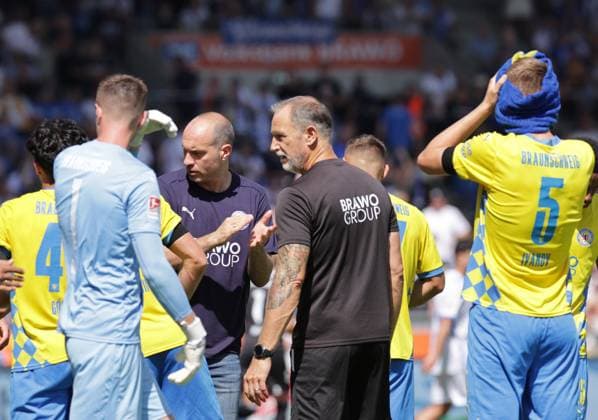 Drink break, Head coach Daniel Scherning Eintracht Braunschweig gives instructions Football, Men, Season 2024 2025 2 BL, Eintracht Stadion, Eintracht Braunschweig vs 1 FC Magdeburg, 1 3 DFL REGULATIONS PROHIBIT ANY USE OF PHOTOGRAPHS AS IMAGE SEQUENCES AND OR QUASI VIDEO