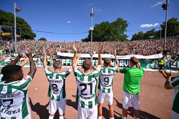 11 08 2024, Football, 2 Bundesliga, 2 Matchday Season 2024 2025, Preußen Münster Hannover 96, Fan and player are happy about the draw xRHR PHOTO TKx Copyright: RHR-FOTOx RHR-FOTO TK