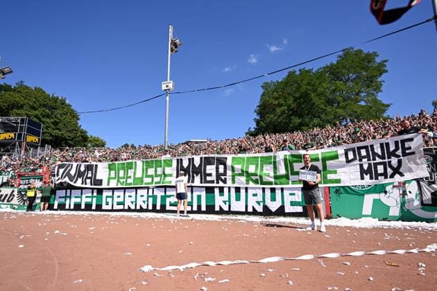 11 08 2024, Football, 2 Bundesliga, 2 Matchday Season 2024 2025, Preußen Münster Hannover 96, Former Preußen Münster player Maximilian Schulze Niehues is bid farewell by the fans xRHR PHOTO TKx Copyright: RHR-FOTOx RHR-FOTO TK