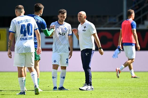 Paderborn, Home Deluxe Arena, 11 08 24, GER, Herren, 2 Bundesliga, Saison 2024 2025, SC Paderborn 07 SV Darmstadt 98 Bild Trainer Torsten LIEBERKNECHT Darmstadt und seine Spieler unzufrieden nach Spielende Only for editorial use DFL regulations prohibit any use of photographs as image sequences and or quasi video NRW Deutschland