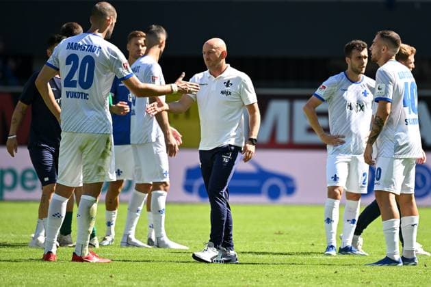 Paderborn, Home Deluxe Arena, 11 08 24, GER, Herren, 2 Bundesliga, Saison 2024 2025, SC Paderborn 07 SV Darmstadt 98 Bild Trainer Torsten LIEBERKNECHT Darmstadt und seine Spieler unzufrieden nach Spielende Only for editorial use DFL regulations prohibit any use of photographs as image sequences and or quasi video NRW Deutschland
