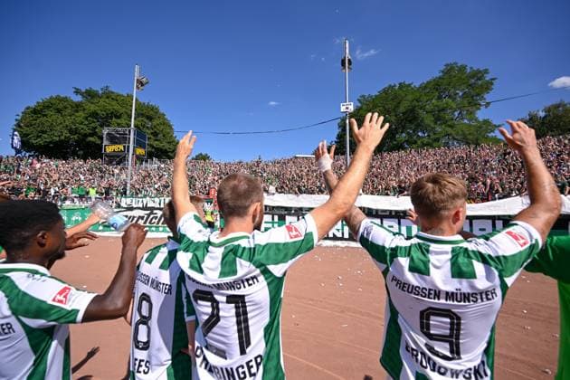 11 08 2024, Football, 2 Bundesliga, 2 Matchday Season 2024 2025, Preußen Münster Hannover 96, Fan and player are happy about the draw xRHR PHOTO TKx Copyright: RHR-FOTOx RHR-FOTO TK