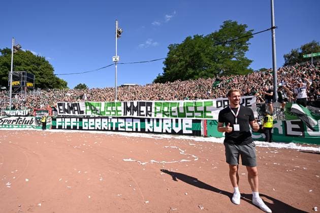 11 08 2024, Football, 2 Bundesliga, 2 Matchday Season 2024 2025, Preußen Münster Hannover 96, Former Preußen Münster player Maximilian Schulze Niehues is bid farewell by the fans xRHR PHOTO TKx Copyright: RHR-FOTOx RHR-FOTO TK