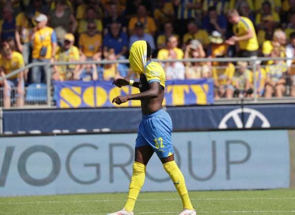 Christian Conteh Eintracht Braunschweig enttaeuscht Football, Men, Season 2024 2025 2 BL, Eintracht Stadion, Eintracht Braunschweig vs 1 FC Magdeburg, 1 3 DFL REGULATIONS PROHIBIT ANY USE OF PHOTOGRAPHS AS IMAGE SEQUENCES AND OR QUASI VIDEO